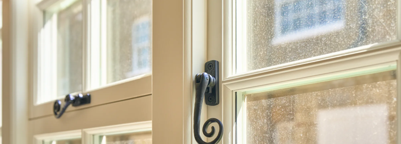 Georgian<br/><em>sash</em><br/>windows.